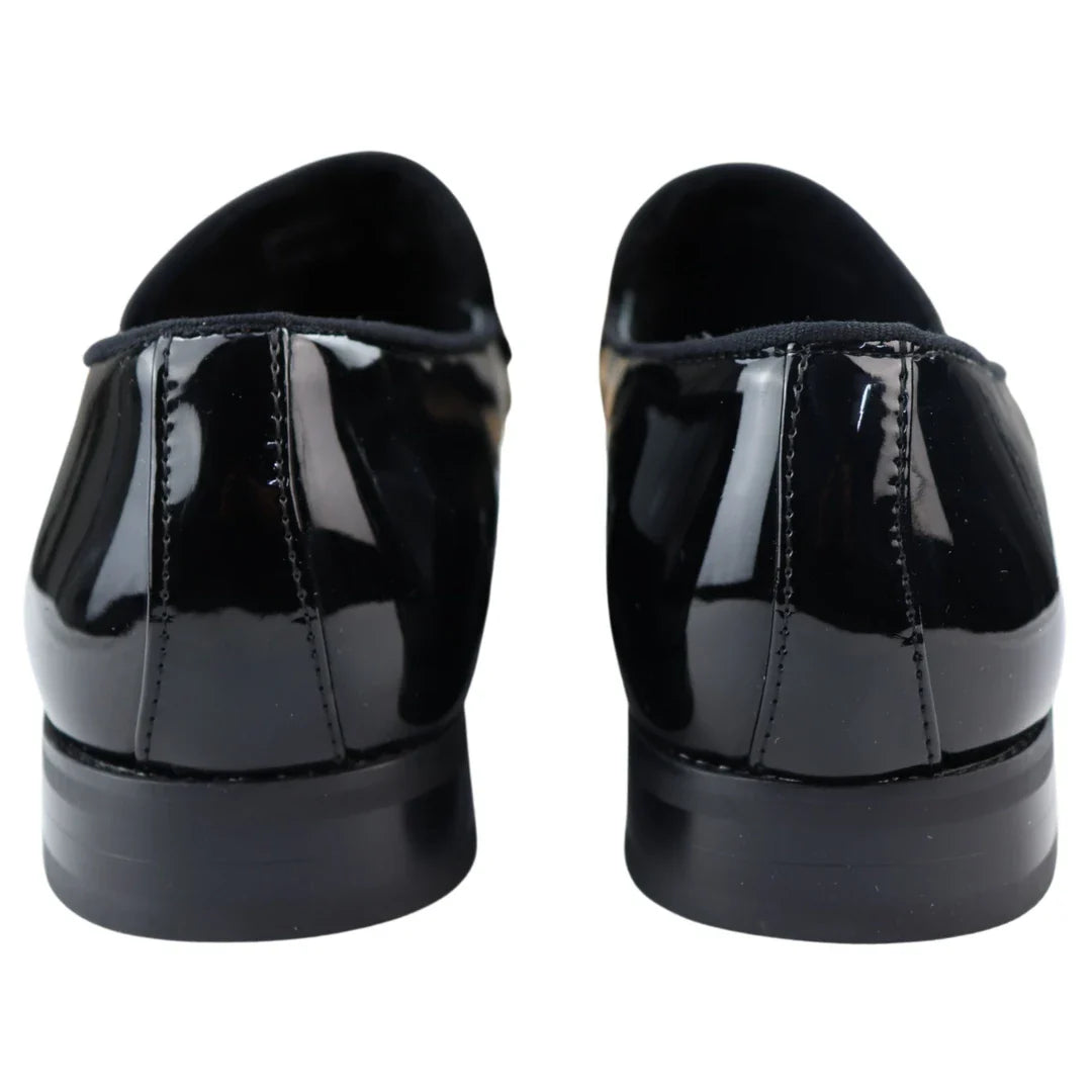 Mocassim masculino de couro preto forrado com veludo, elegante e formal.