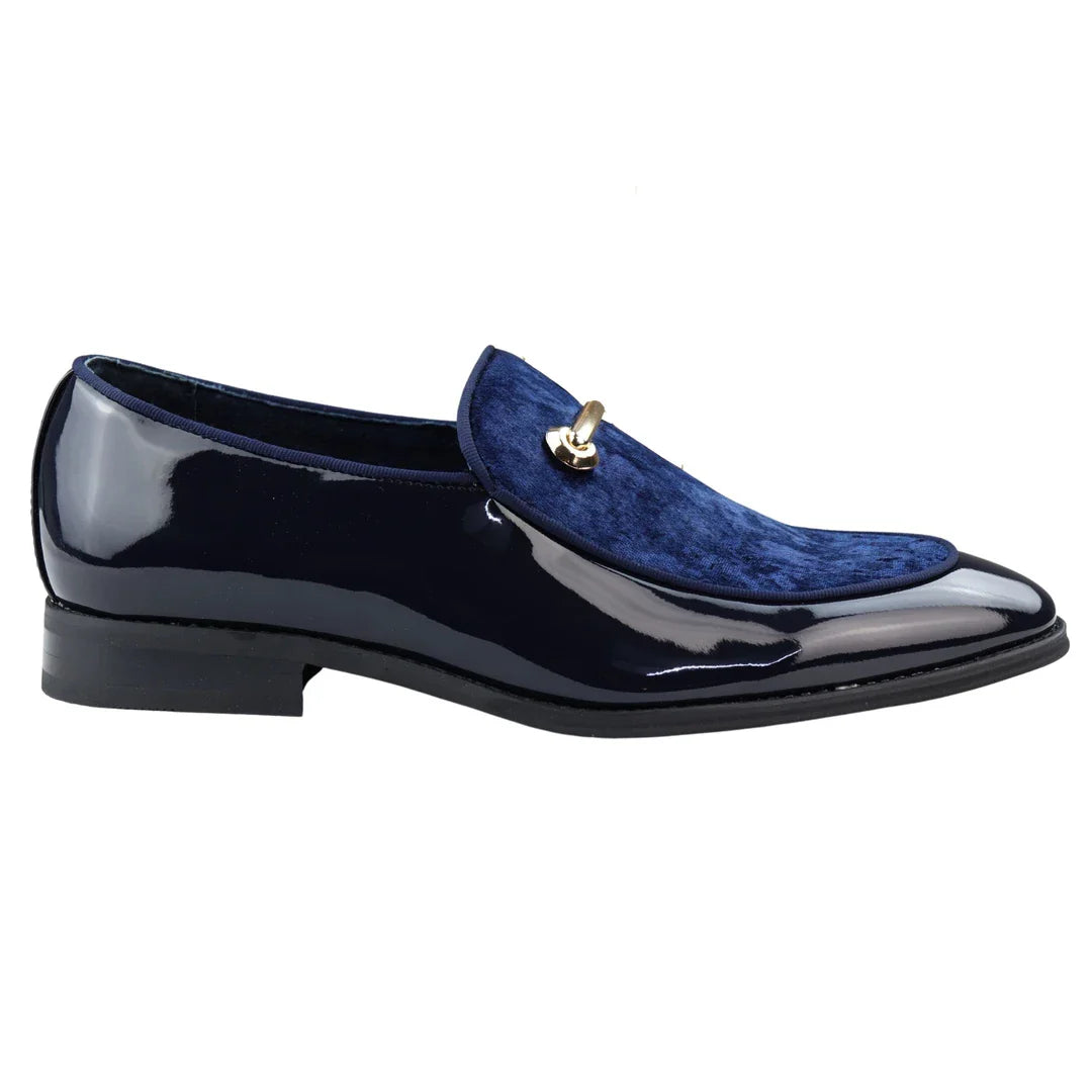 Mocassim masculino de couro azul forrado com veludo, elegante e formal.