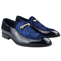 Mocassim masculino de couro azul forrado com veludo, elegante e formal.