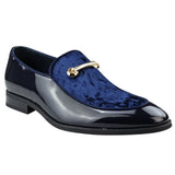 Mocassim masculino de couro azul forrado com veludo, elegante e formal.