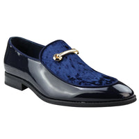 Mocassim masculino de couro azul forrado com veludo, elegante e formal.