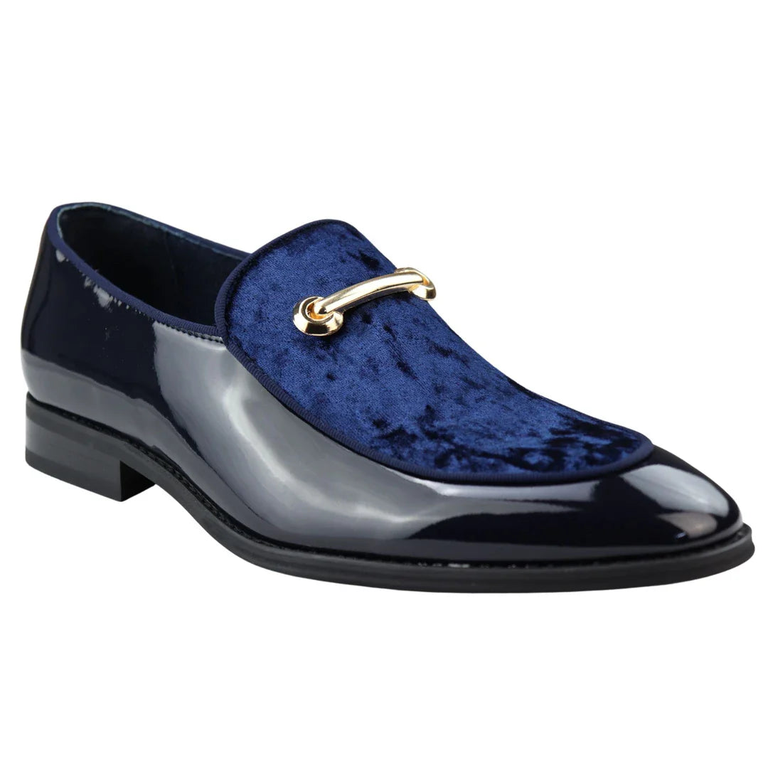 Mocassim masculino de couro azul forrado com veludo, elegante e formal.
