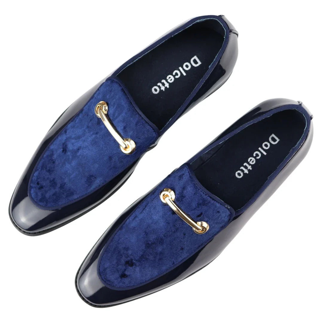Mocassim masculino de couro azul forrado com veludo, elegante e formal.