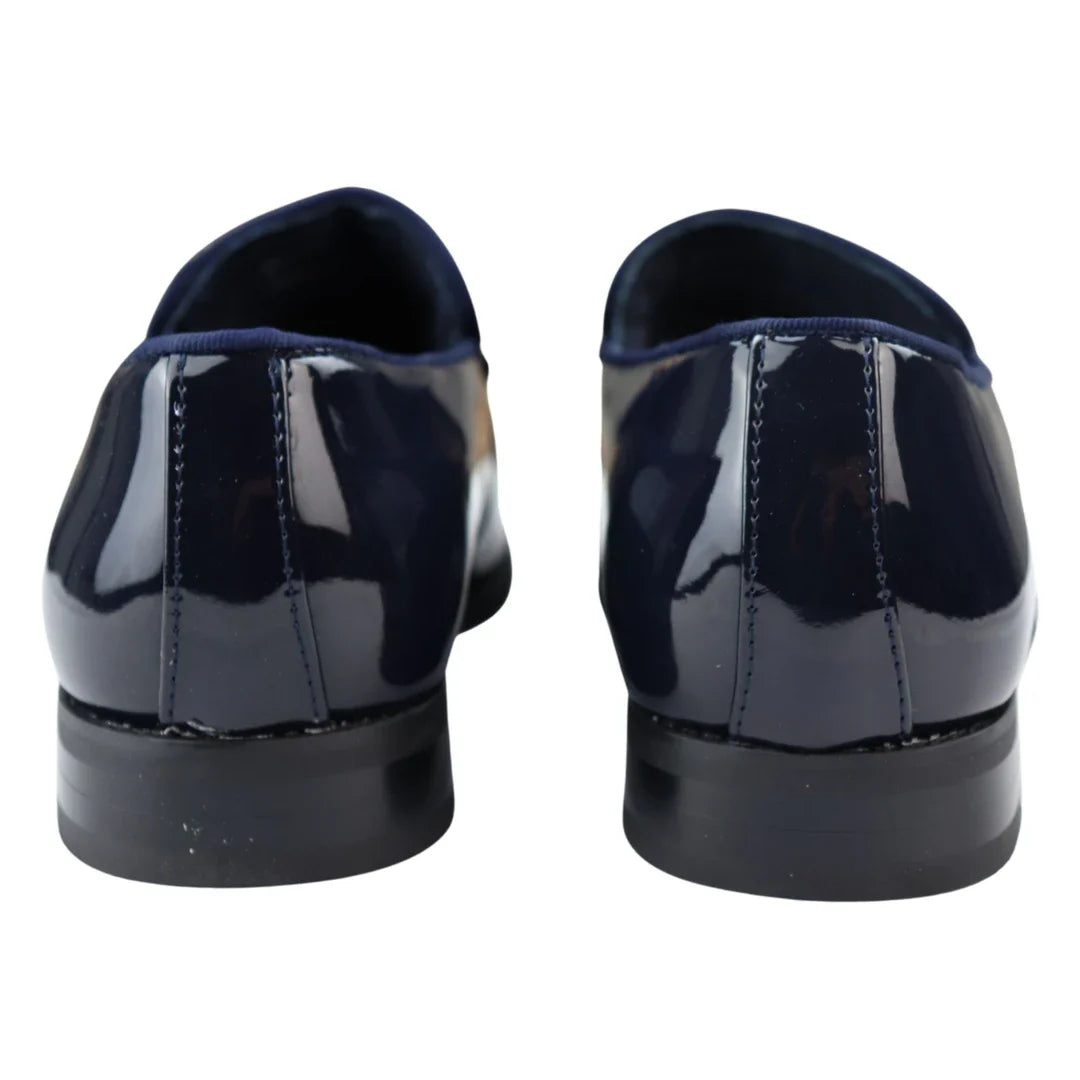 Mocassim masculino de couro azul forrado com veludo, elegante e formal.