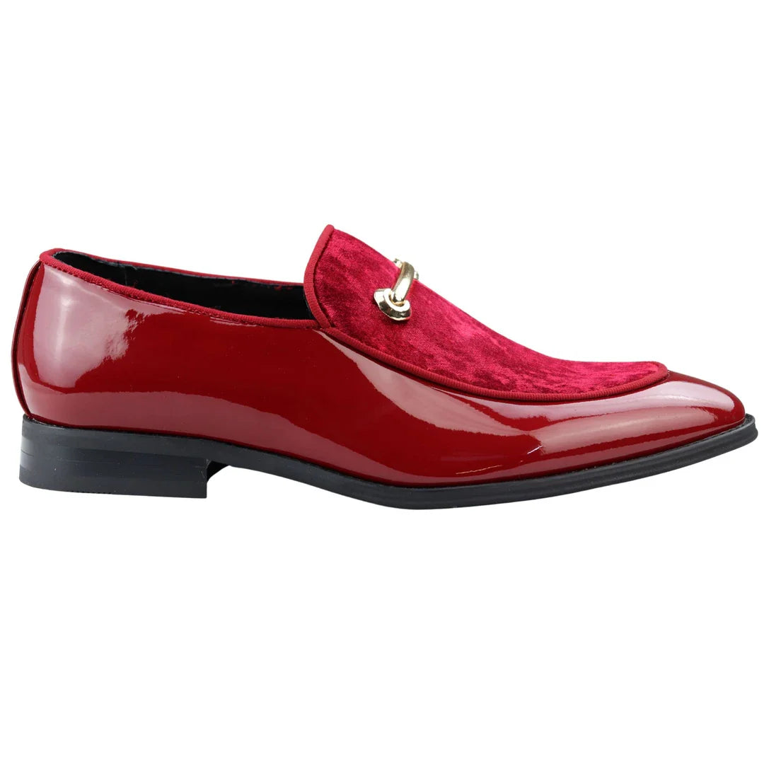 Mocassim masculino de couro com forro vermelho e forro de veludo, elegante e formal.