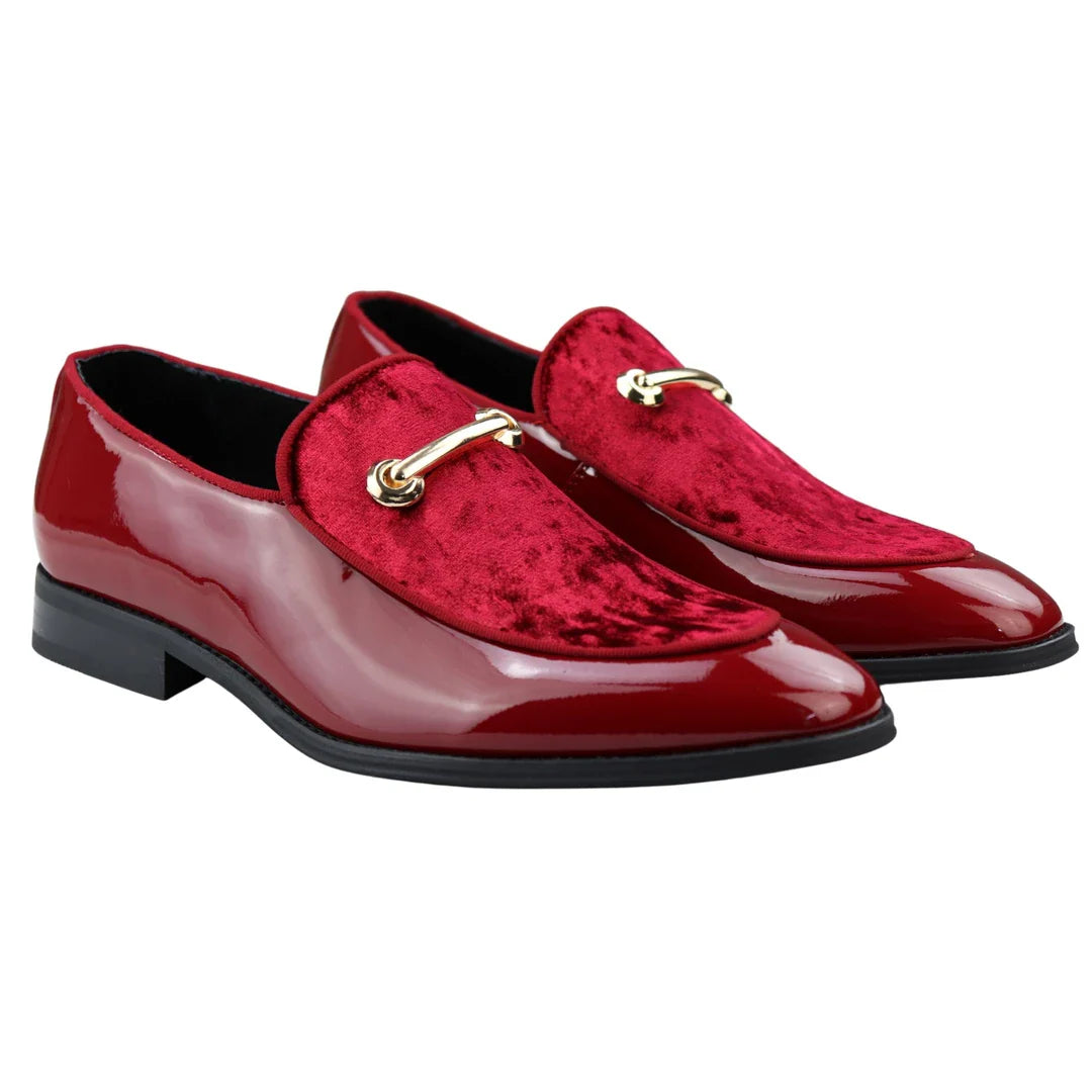 Mocassim masculino de couro com forro vermelho e forro de veludo, elegante e formal.