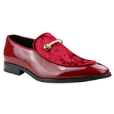 Mocassim masculino de couro com forro vermelho e forro de veludo, elegante e formal.