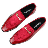 Mocassim masculino de couro com forro vermelho e forro de veludo, elegante e formal.