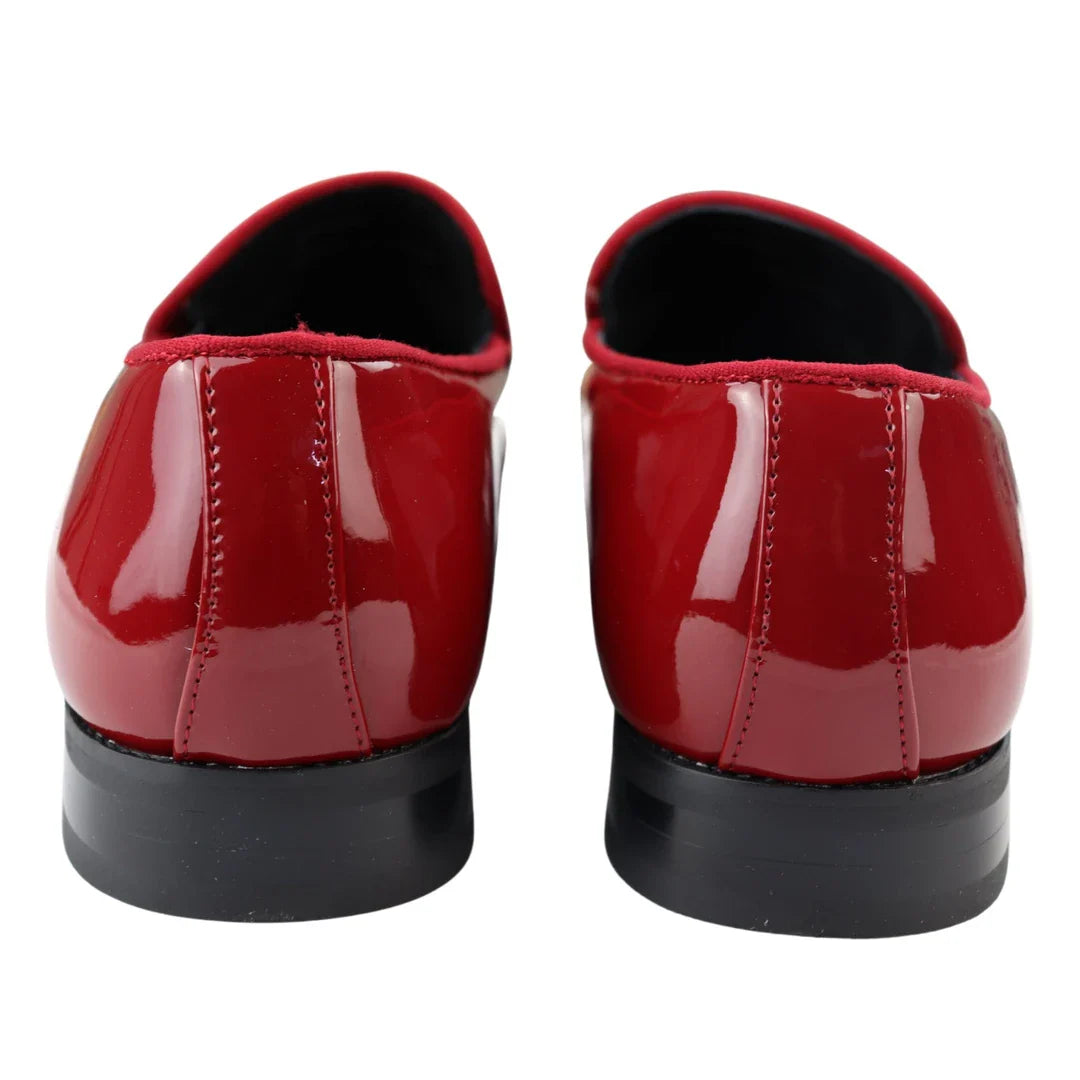 Mocassim masculino de couro com forro vermelho e forro de veludo, elegante e formal.