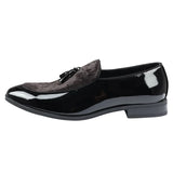 Mocassins masculinos de verniz preto com detalhes em veludo e borlas.