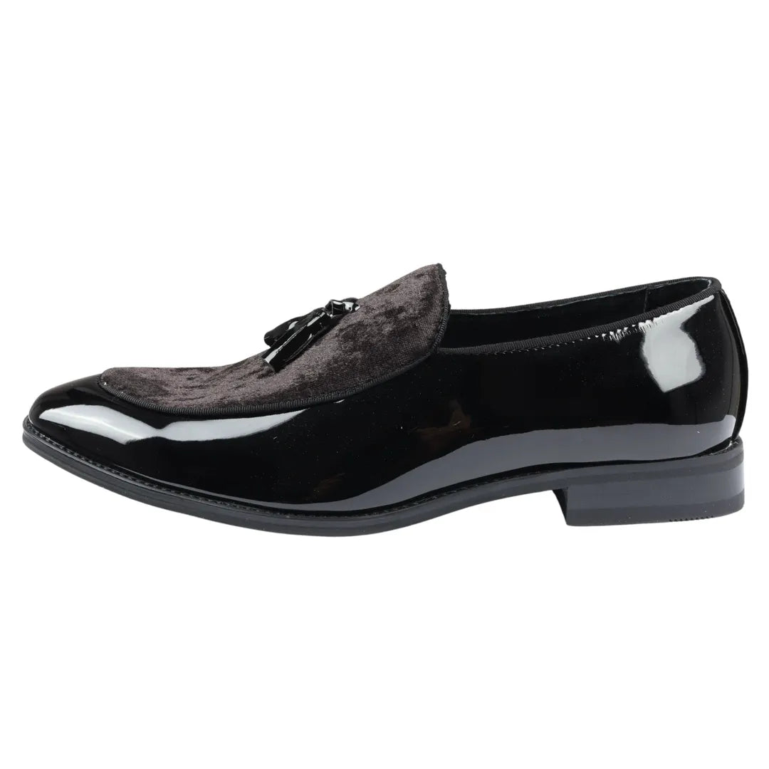Mocassins masculinos de verniz preto com detalhes em veludo e borlas.