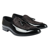 Mocassins masculinos de verniz preto com detalhes em veludo e borlas.