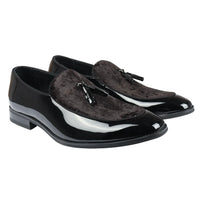 Mocassins masculinos de verniz preto com detalhes em veludo e borlas.
