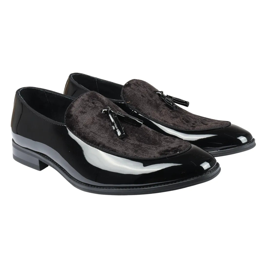 Mocassins masculinos de verniz preto com detalhes em veludo e borlas.