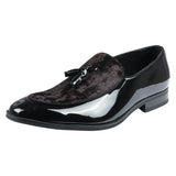 Mocassins masculinos de verniz preto com detalhes em veludo e borlas.