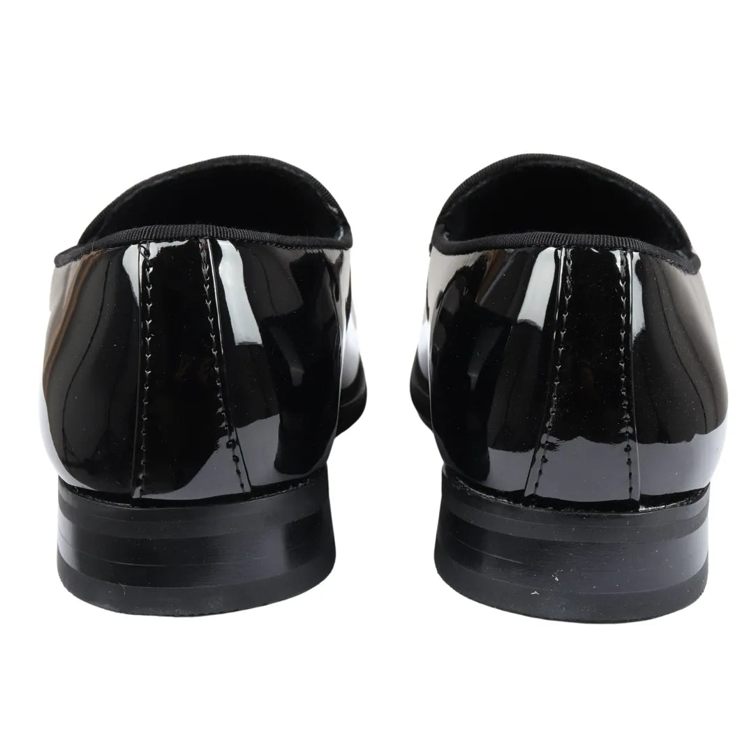 Mocassins masculinos de verniz preto com detalhes em veludo e borlas.