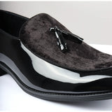 Mocassins masculinos de verniz preto com detalhes em veludo e borlas.