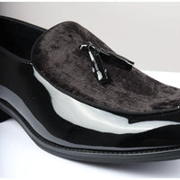 Mocassins masculinos de verniz preto com detalhes em veludo e borlas.