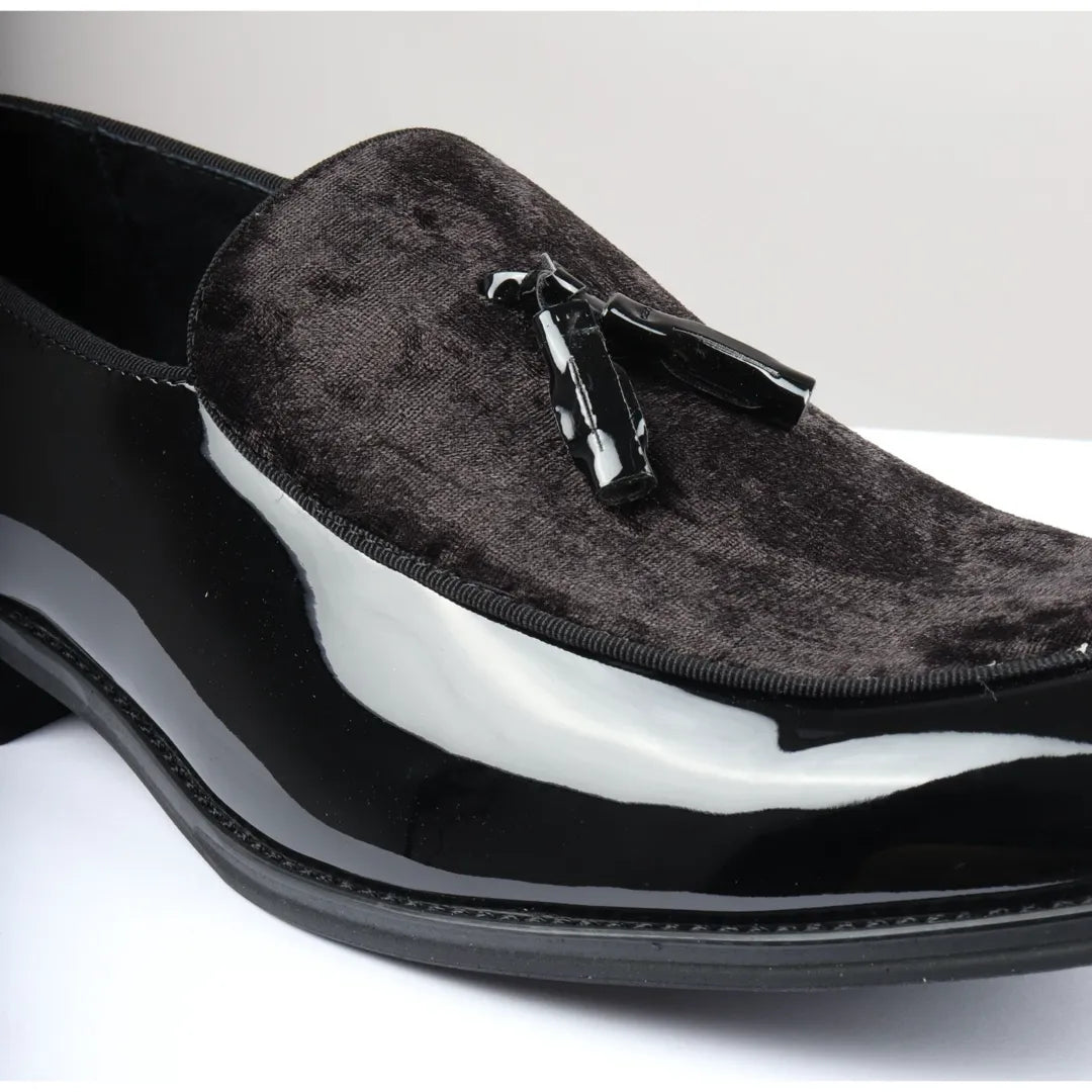 Mocassins masculinos de verniz preto com detalhes em veludo e borlas.
