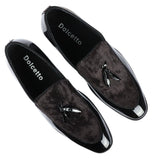 Mocassins masculinos de verniz preto com detalhes em veludo e borlas.
