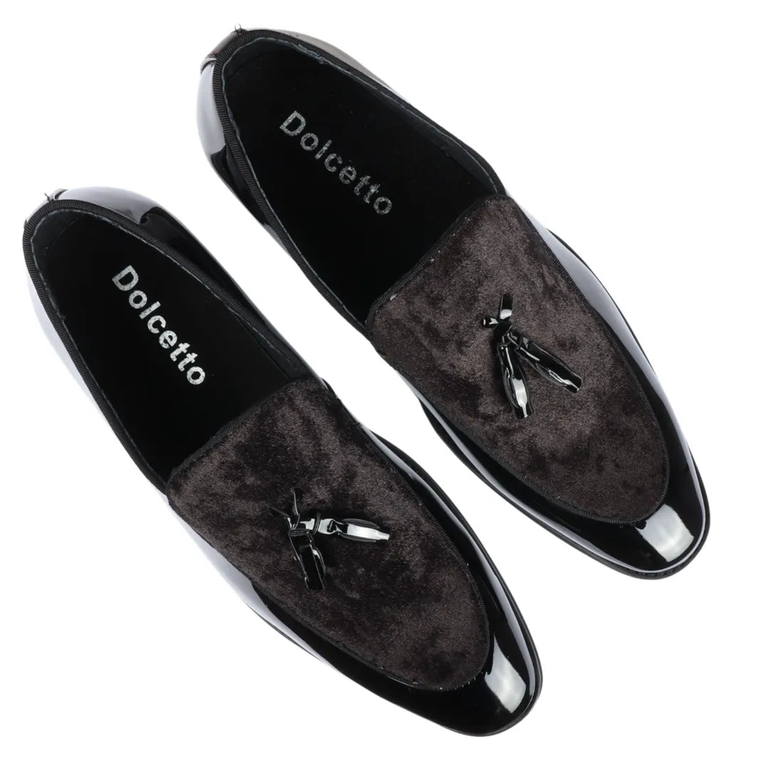 Mocassins masculinos de verniz preto com detalhes em veludo e borlas.