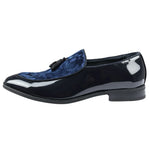 Mocassins masculinos de verniz azul-marinho com detalhes em veludo e borlas.