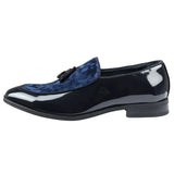 Mocassins masculinos de verniz azul-marinho com detalhes em veludo e borlas.