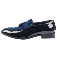 Mocassins masculinos de verniz azul-marinho com detalhes em veludo e borlas.