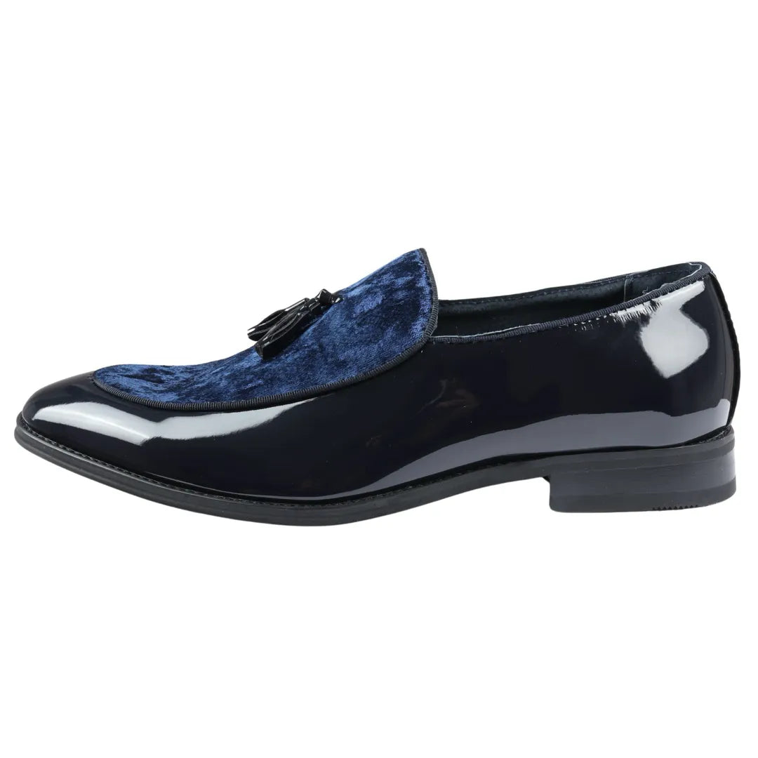 Mocassins masculinos de verniz azul-marinho com detalhes em veludo e borlas.
