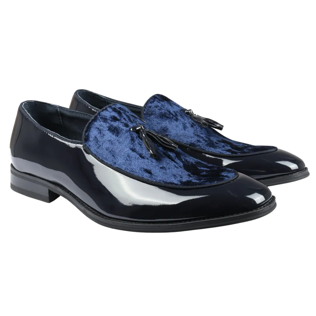Mocassins masculinos de verniz azul-marinho com detalhes em veludo e borlas.