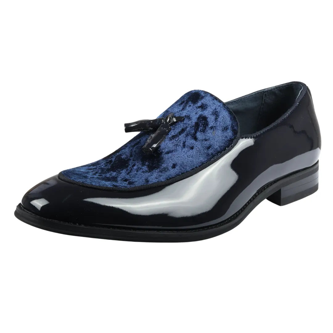Mocassins masculinos de verniz azul-marinho com detalhes em veludo e borlas.