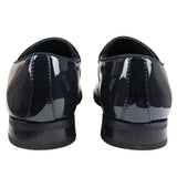 Mocassins masculinos de verniz azul-marinho com detalhes em veludo e borlas.