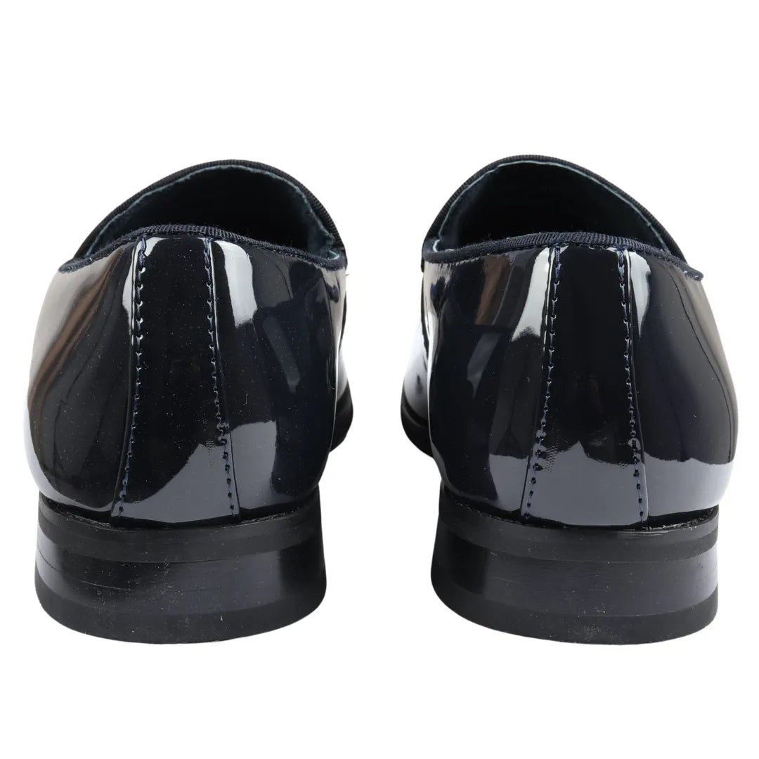 Mocassins masculinos de verniz azul-marinho com detalhes em veludo e borlas.