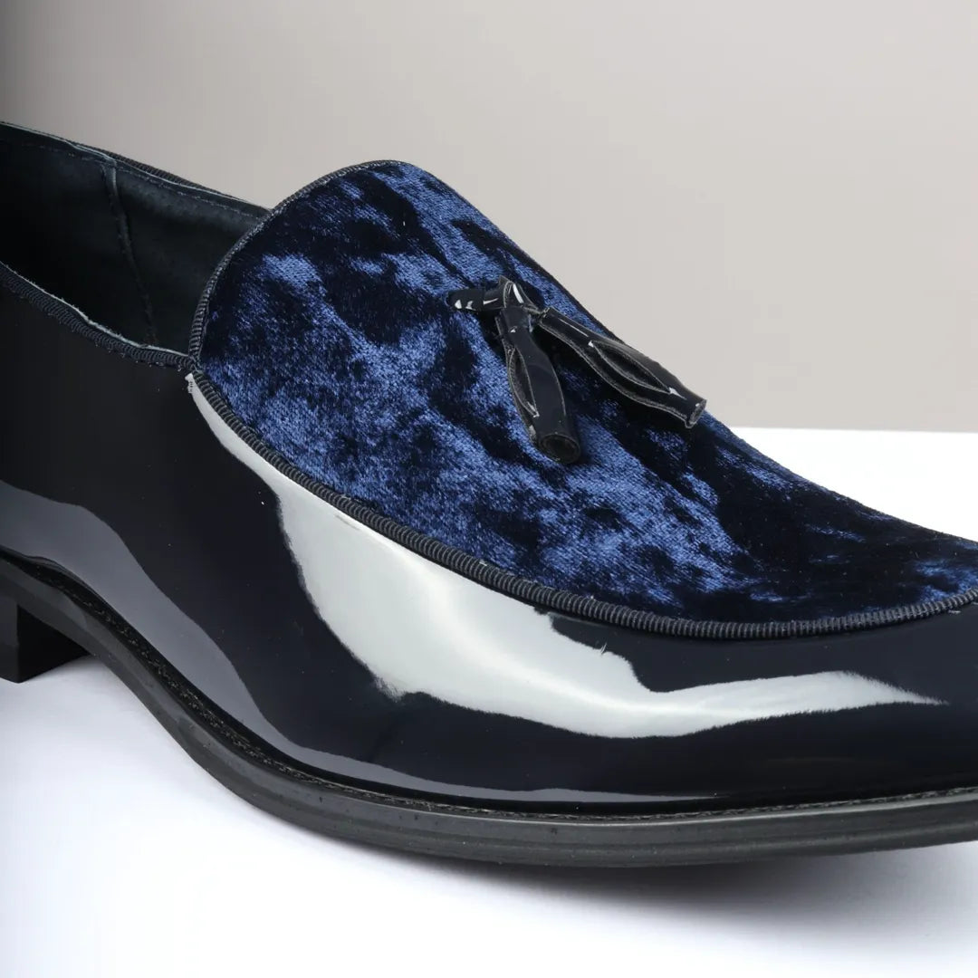 Mocassins masculinos de verniz azul-marinho com detalhes em veludo e borlas.