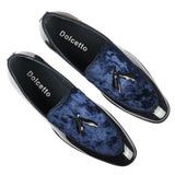 Mocassins masculinos de verniz azul-marinho com detalhes em veludo e borlas.