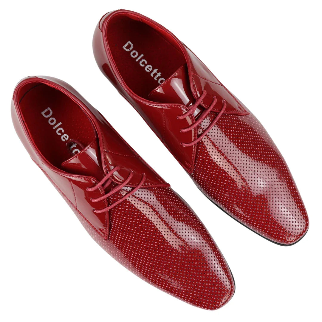 Sapatos masculinos elegantes e formais, perfurados, de bico fino, com cadarço, em couro envernizado PU vermelho.