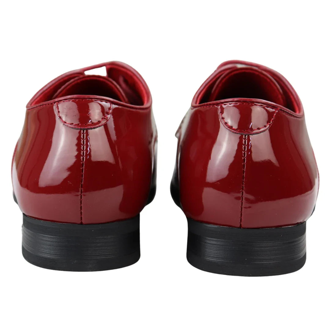Sapatos masculinos elegantes e formais, perfurados, de bico fino, com cadarço, em couro envernizado PU vermelho.