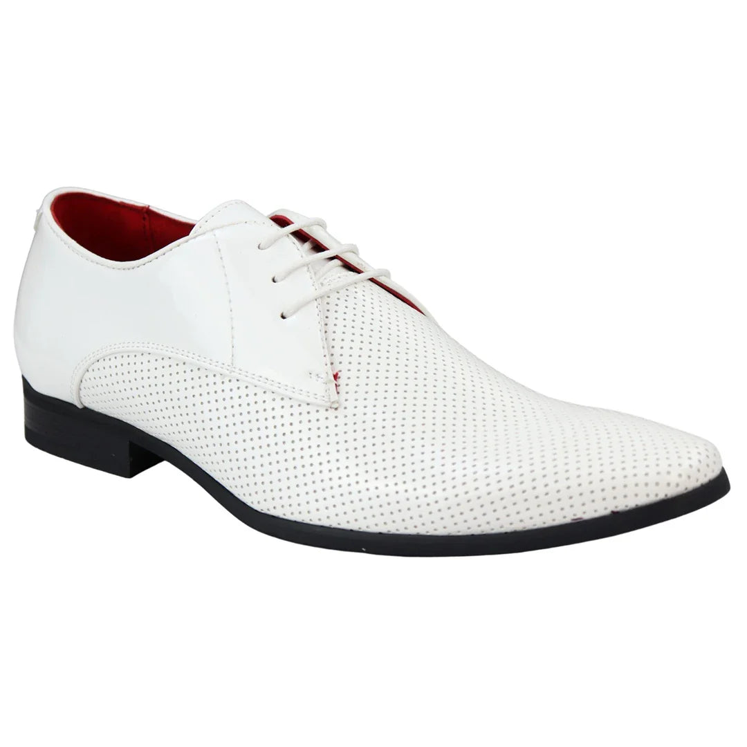 Sapatos masculinos elegantes e formais, com bico fino perfurado e cadarço, em couro envernizado PU branco.