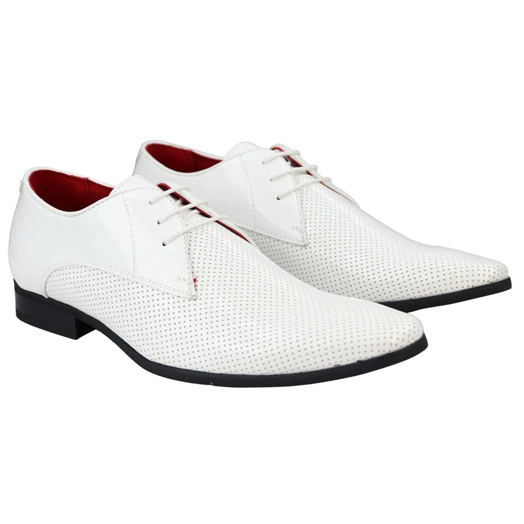 Sapatos masculinos elegantes e formais, com bico fino perfurado e cadarço, em couro envernizado PU branco.