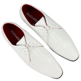 Sapatos masculinos elegantes e formais, com bico fino perfurado e cadarço, em couro envernizado PU branco.