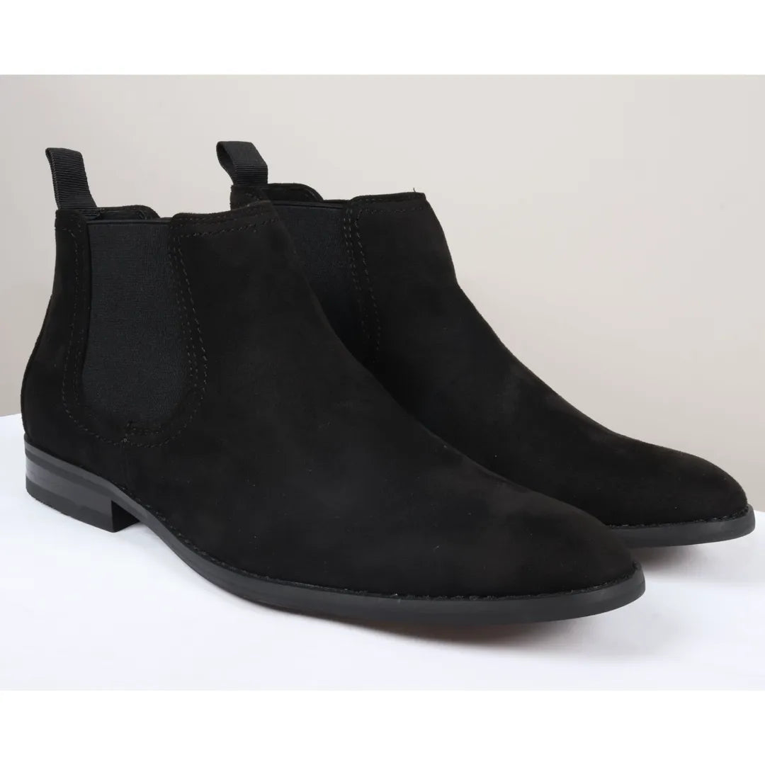 Botas Chelsea masculinas de cano alto, forradas em camurça preta.