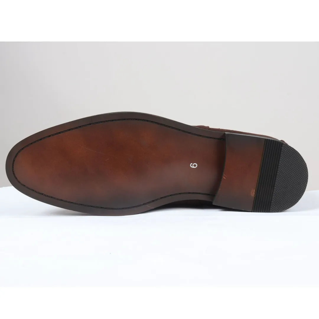 Botas Chelsea masculinas de cano alto, forradas em camurça preta.