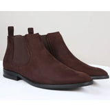 Botas Chelsea masculinas de cano alto em camurça marrom com forro.