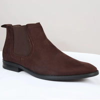 Botas Chelsea masculinas de cano alto em camurça marrom com forro.