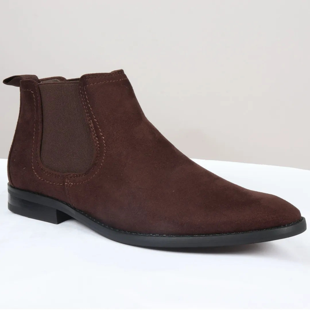 Botas Chelsea masculinas de cano alto em camurça marrom com forro.