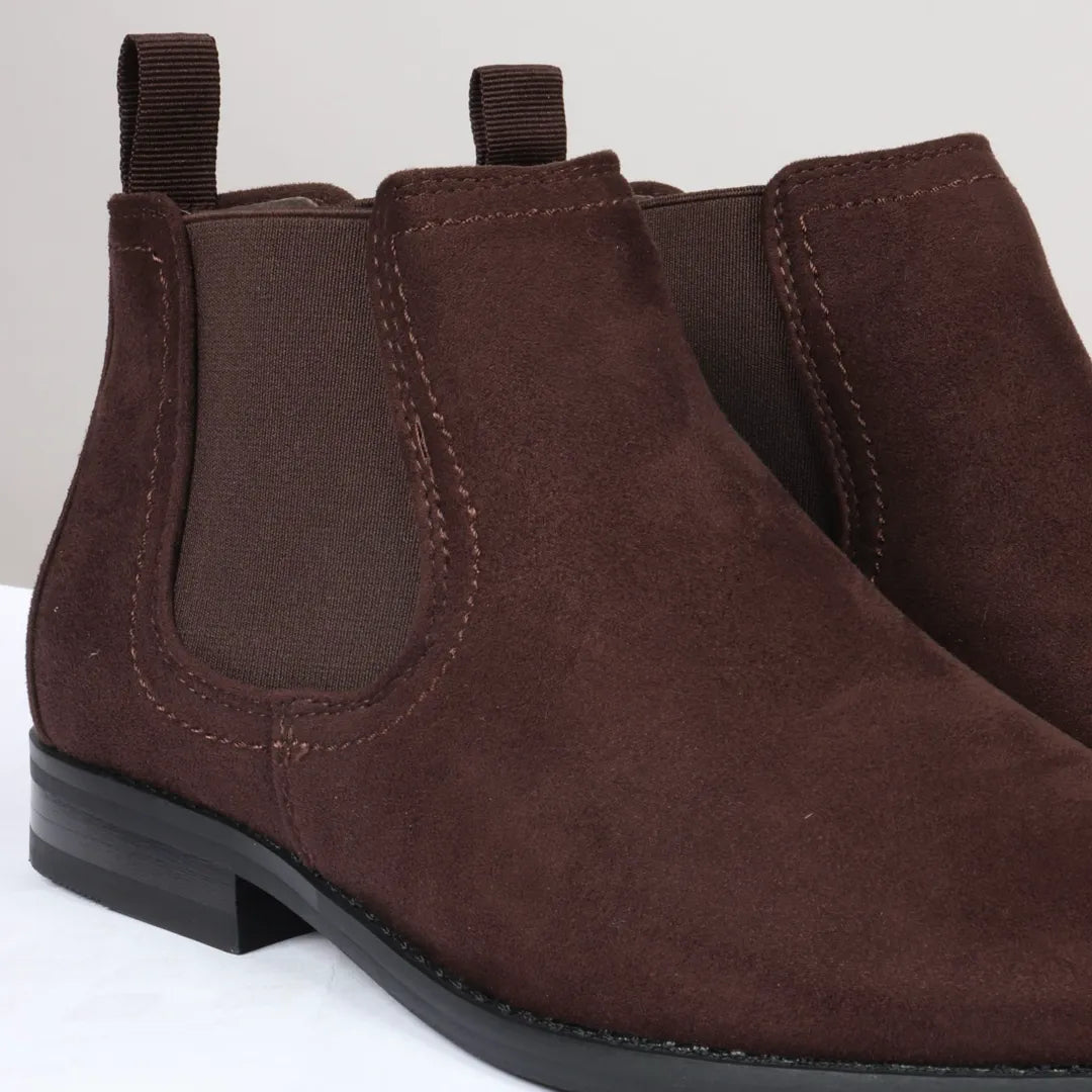 Botas Chelsea masculinas de cano alto em camurça marrom com forro.