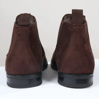 Botas Chelsea masculinas de cano alto em camurça marrom com forro.
