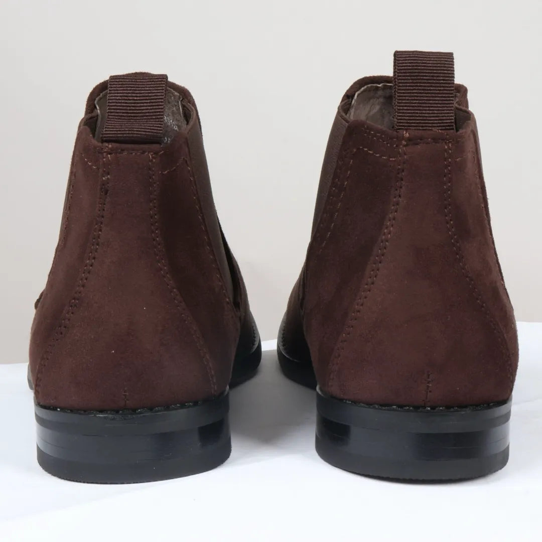 Botas Chelsea masculinas de cano alto em camurça marrom com forro.