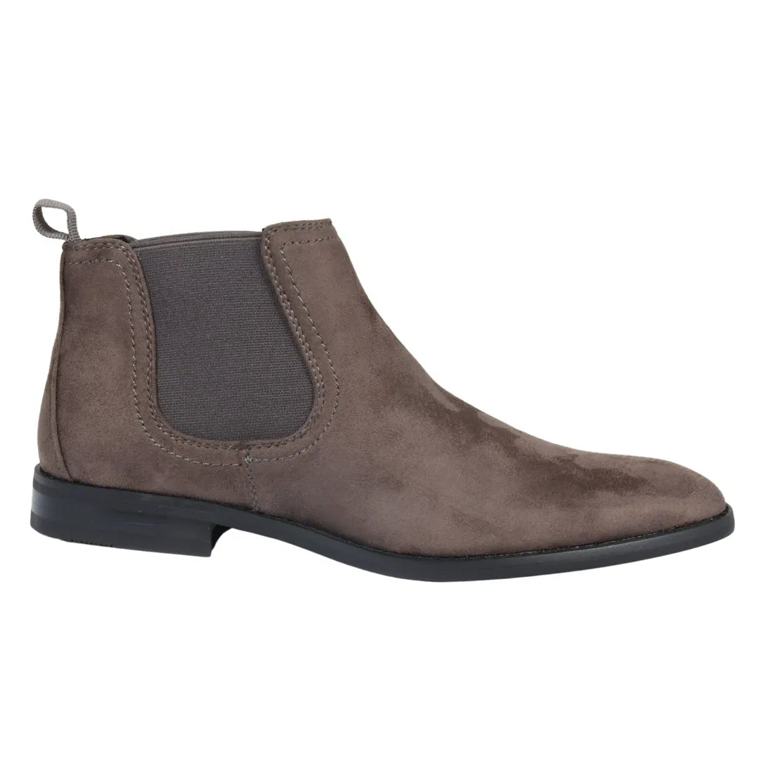 Botas Chelsea masculinas de cano curto, forradas em camurça cinza.
