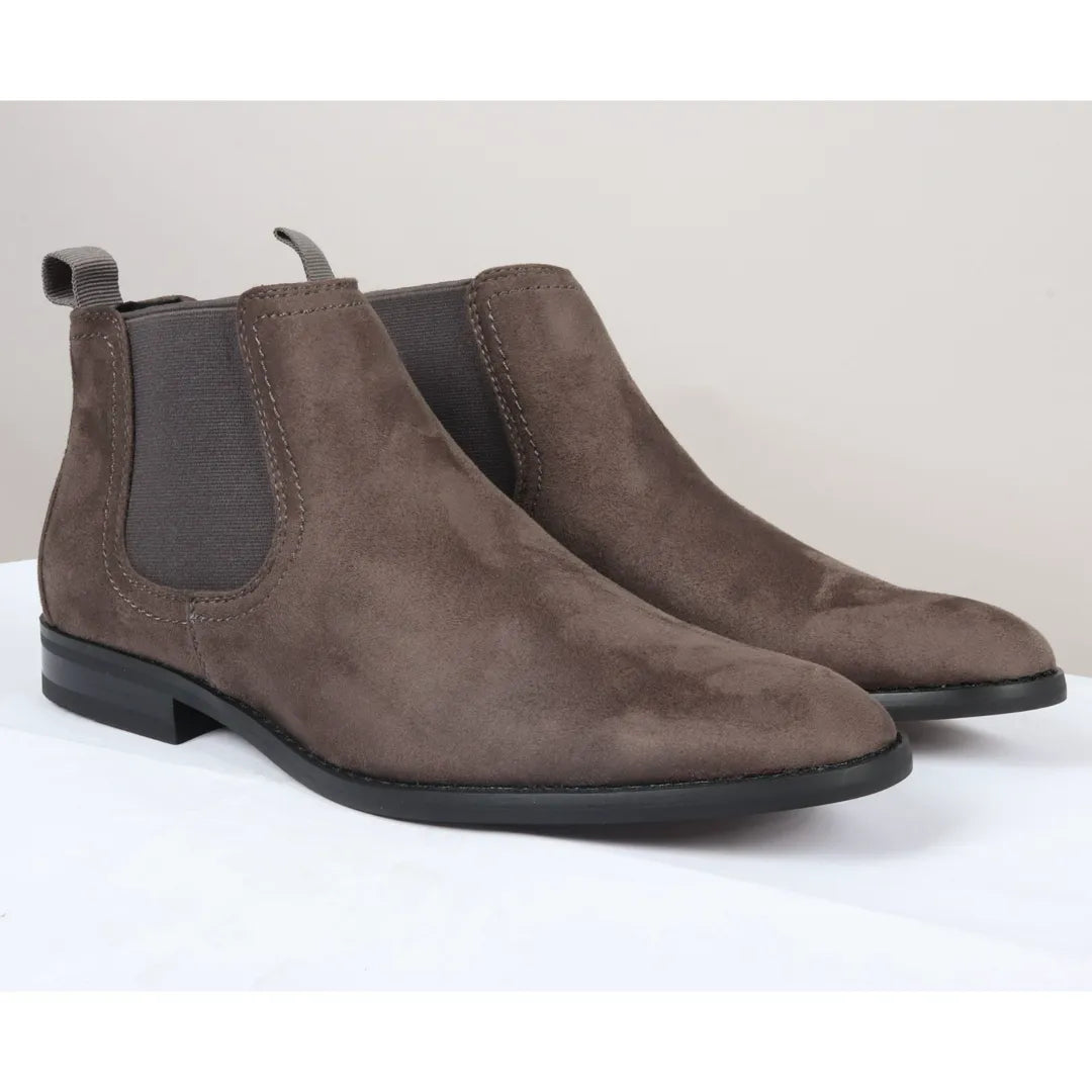 Botas Chelsea masculinas de cano curto, forradas em camurça cinza.